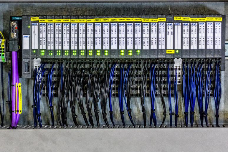 Robuust Liftbesturings-PLC voor meer efficiëntie